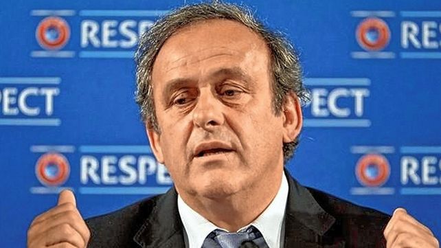 El francés Michel Platini le pegó al presidente de la UEFA por las 12 sedes que tendrá la Eurocopa.&nbsp;