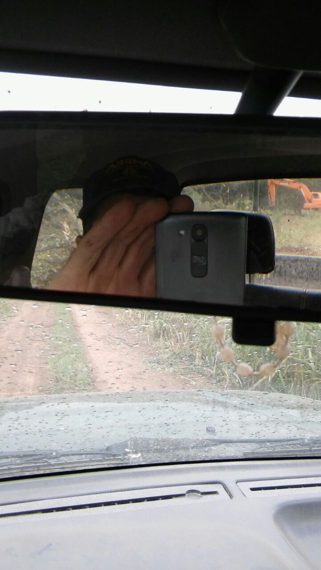 Prueba. Un productor santafesino acercó a las autoridades comunales la foto de la máquina trabajando en territorio santafesino.