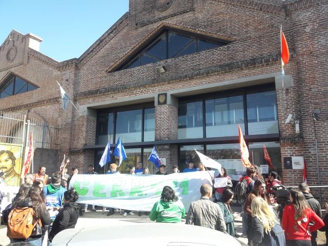 Abrazo solidario a la escuela a la que se le cayó el techo de la biblioteca