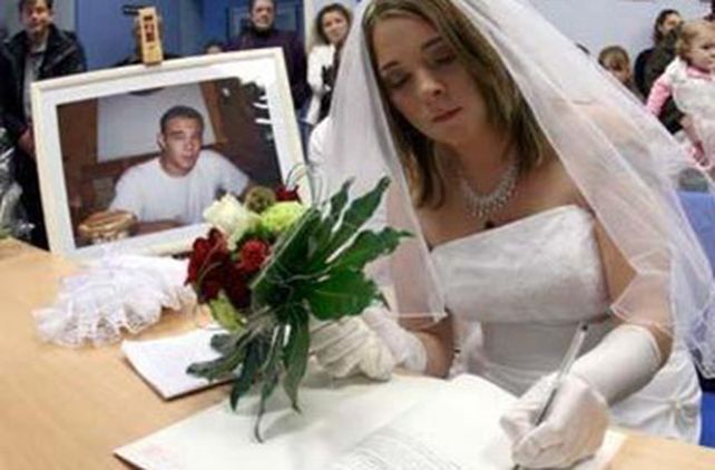 Boda p&oacute;stuma: muere el novio y la mujer se casa con &eacute;l vestida de blanco