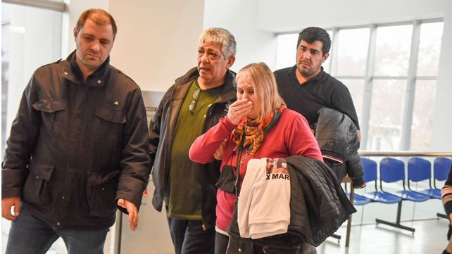 Los padres de Marcos Guenchul se retiran desilusionados del Centro de Justicia Penal por el fallo que absolvió a Priscila Denoya.