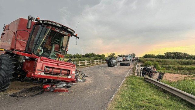 Gualeguay: una cosechadora y un camión chocaron de frente sobre un puente.