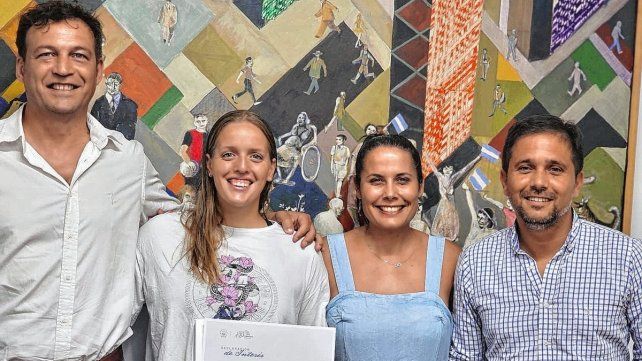 Candela Giordanino junto a los concejales Fernández