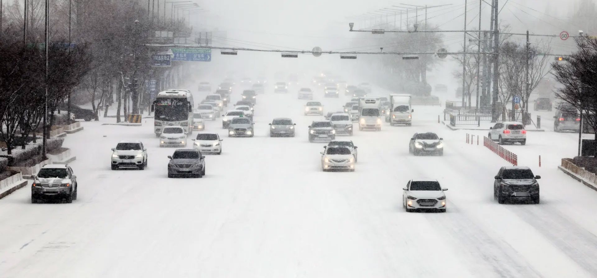 Gwangju, Corea del Sur. Los autos se mueven con precaución después de fuertes nevadas. Fotografía: Yonhap/EPA