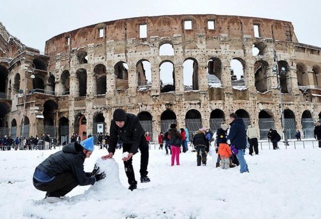 Roma. Los habitantes y los turistas jugaron ayer con la nieve en el Coliseo