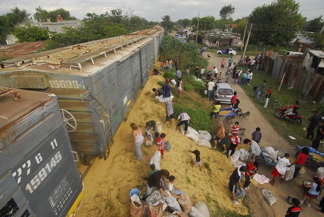 Saquearon 20 vagones de un tren del Belgrano Cargas que descarriló en Santa Rosa de Lima