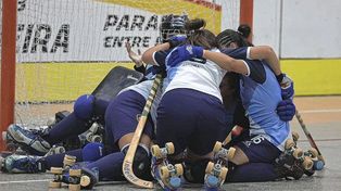 Festejo. Montaña de jugadoras de Rowing para el festejo del triunfo 3 a 2 ante Ciudad de Buenos Aires.