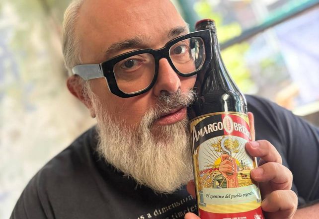 Alex de la Iglesia junto a una botella de Amargo Obrero