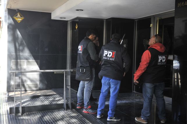 La policía pericia uno de los edificios que recibió impactos de bala.&nbsp;