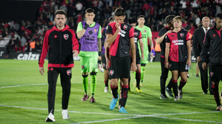 Mariano Soso y los futbolistas de Newells se retiran del Coloso con el dolor de la derrota ante Boca. Lo que hicieron no alcanzó.