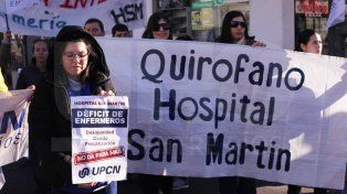 Trabajadores del Hospital San Martín, nucleados en UPCN, se manifiestan a raíz del déficit de enfermeros en el nosocomio