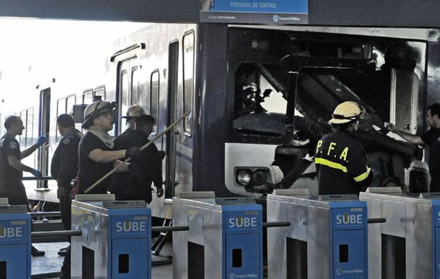 La caja negra que toma las imágenes de la formación tenía daños por intento de destrucción y rastros de sangre del motorman. (Foto: Télam)