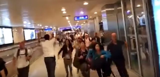 La frenética evacuación del aeropuerto de Estambul tras la explosiones y los disparos