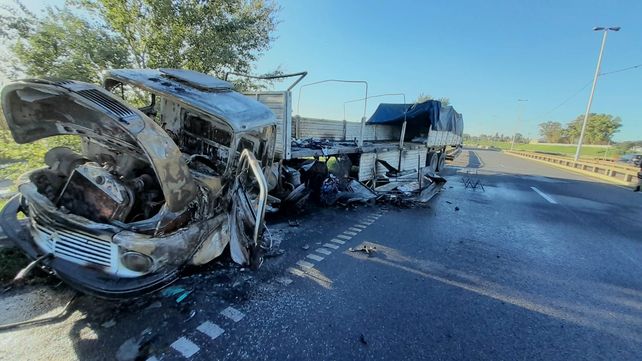 Un camión se incendió en la Circunvalación: reventó un neumático, chocó y se prendió fuego