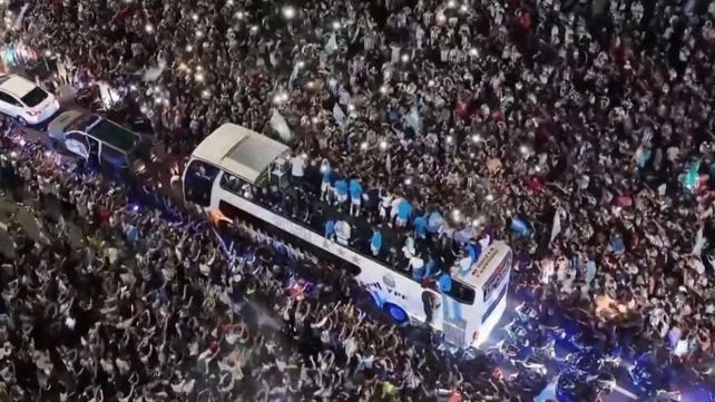 Los campeones del mundo llegaron al predio de Ezeiza en medio de una marea humana