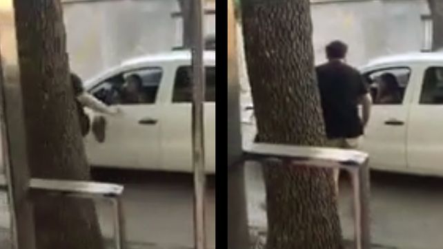 La violenta reacción del conductor fue filmada por un vecino y el video se hizo viral.&nbsp; (Foto: captura de video)