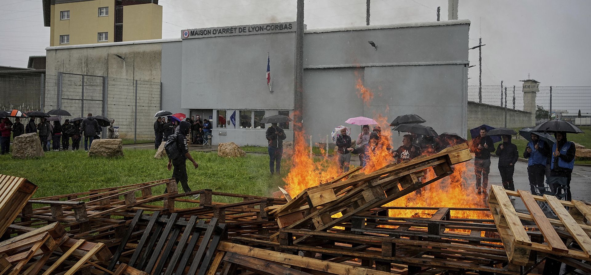 Trabajadores penitenciarios se reúnen durante una protesta frente a la prisión de Corbas, en las afueras de Lyon, Francia, el miércoles 15 de mayo de 2024. El miércoles se estaba llevando a cabo en Francia una persecución masiva de una banda armada que tendió una emboscada a un convoy de prisión, matando a dos funcionarios de prisiones, hiriendo gravemente a otros tres y liberando al recluso que escoltaban. (Foto AP/Laurent Cirpiani) Trabajadores penitenciarios se reúnen durante una protesta frente a la prisión de Corbas, en las afueras de Lyon, Francia, el miércoles 15 de mayo de 2024. El miércoles se estaba llevando a cabo en Francia una persecución masiva de una banda armada que tendió una emboscada a un convoy de prisión, matando a dos funcionarios de prisiones, hiriendo gravemente a otros tres y liberando al recluso que escoltaban. (Foto AP/Laurent Cirpiani)