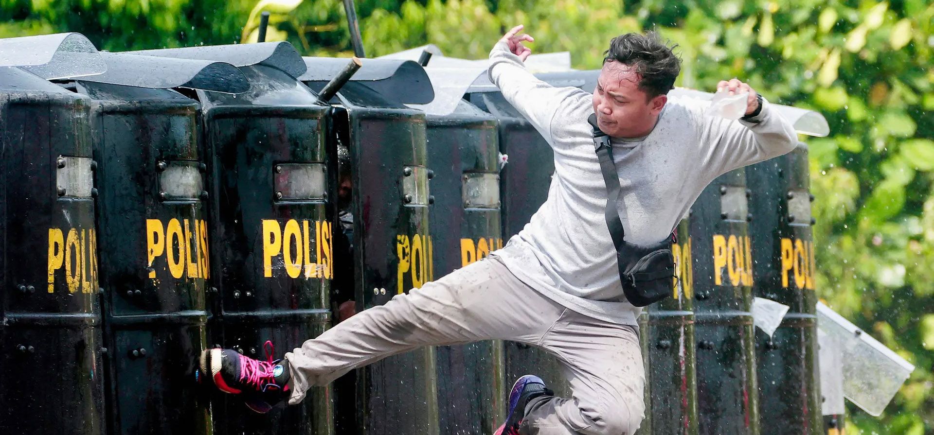 Tanjung Pinang, Indonesia. La policía antidisturbios de la provincia de las Islas Riau practica para los enfrentamientos con los manifestantes a medida que se acercan las elecciones generales de 2024. Fotografía: Yuli Seperi/AFP/Getty Images Tanjung Pinang, Indonesia. La policía antidisturbios de la provincia de las Islas Riau practica para los enfrentamientos con los manifestantes a medida que se acercan las elecciones generales de 2024. Fotografía: Yuli Seperi/AFP/Getty Images