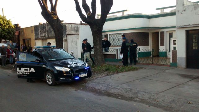 Esposado. Damián M. fue detenido por la policía en la casa de su abuela como el supuesto asesino de su mamá.