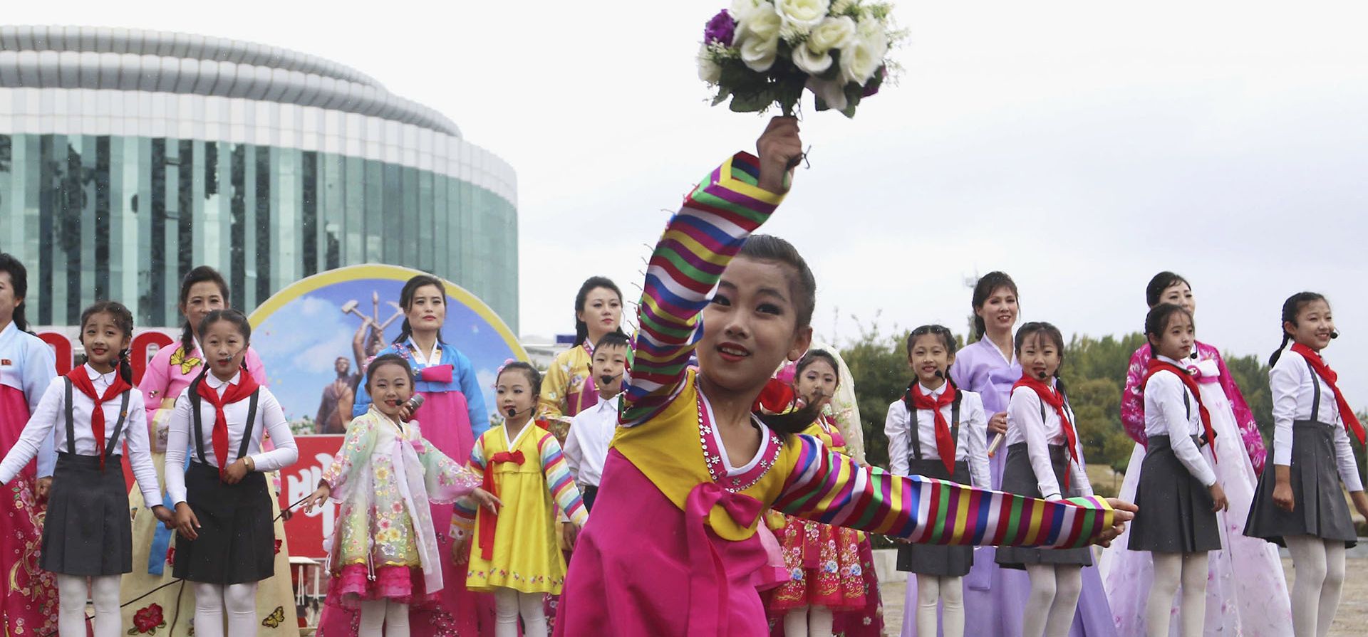 Un grupo de niñas se presenta en la calle Changjon con motivo del 77° aniversario de la fundación del Partido de los Trabajadores de Corea en Pyongyang, Corea del Norte, el lunes 10 de octubre de 2022.