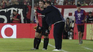 Cristian Fabbiani dialoga con Ángelo Martino en el partido entre Newells y Boca.
