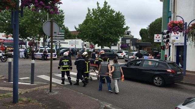 Un cura fue degollado en una toma de rehenes en una Iglesia de Normandía