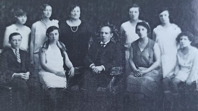 Familia completa. Clemente Álvarez en el centro y Josefa Fontanarrosa a su derecha junto a sus siete hijas y un hijo.&nbsp; &nbsp;