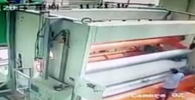 Una imprenta se tragó a un empleado que inspeccionaba la máquina y murió en el acto