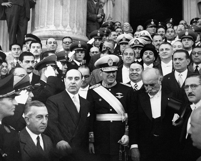 Al finalización de un acto, se los ve al presidente Perón (PJ) y al vice, Hortensio Quijano (UCR). 
