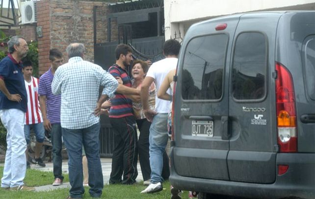 Familiares de la vìctima del asalto lloran sin consuelo.