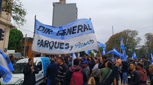 El personal de Parques y Paseo en la zona de Pellegrini y Ovidio Lagos. Denuncias las malas condiciones de trabajo.&nbsp;