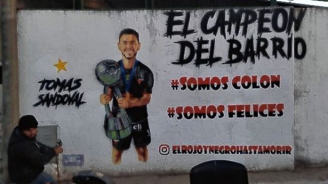 Gustavo Sandoval tiene su mural de campeón con Colón en su barrio.&nbsp;