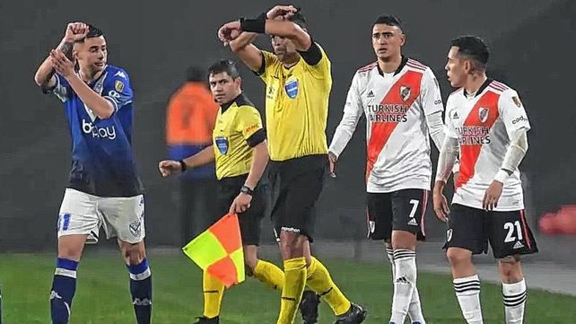 El chileno Roberto Tobar consideró que era gol de River a Vélez pero después el VAR dijo lo contrario por mano de Suárez.