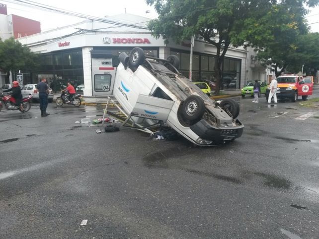 Choque y vuelco en pleno Bulevar Pellegrini