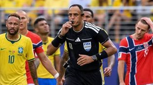 El estadounidense Ismael Elfath, árbitro de la semifinal en Atlanta entre Argentina e Inglaterra. Su último partido fue Brasil ante Noruega.