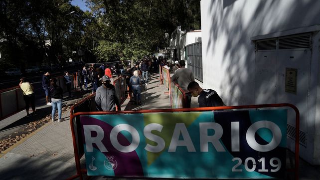 Las colas para hacerse el hisopado en el Hospital Carrasco.&nbsp;