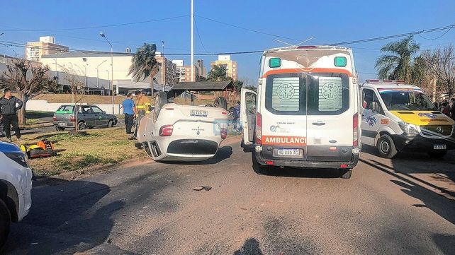 Conductora embarazada chocó un auto y volcó en bulevar