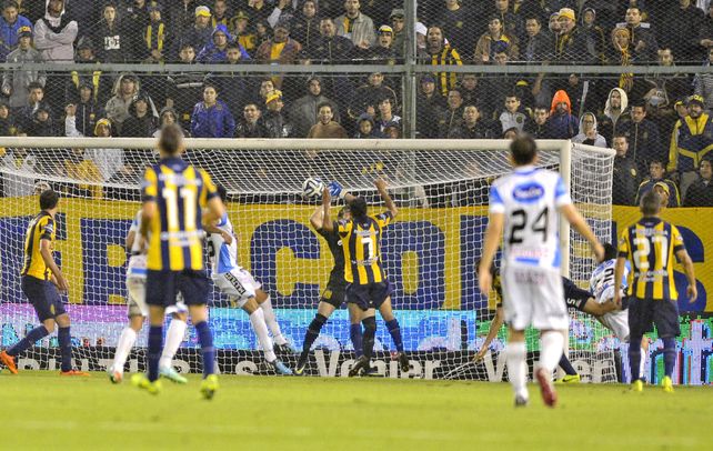 El primer golpe. La pelota llegó desde el córner y el defensor Sergio Vittor le ganó en el anticipo a Musto para cabecearla con potencia para el 1-0 de Rafaela.