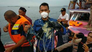 Hallan los restos del avión desaparecido en Indonesia: no hay sobrevivientes