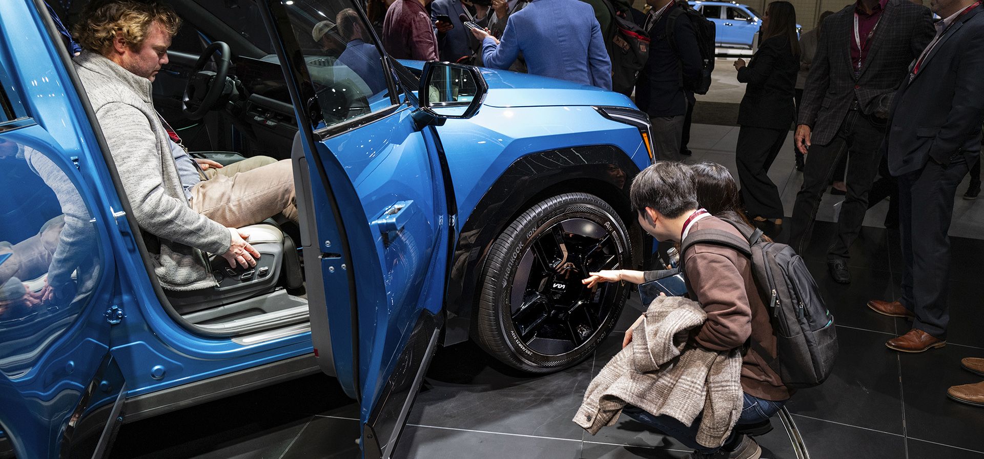 La gente observa el KIA EV9 después de su presentación en el Salón Internacional del Automóvil de Nueva York, el miércoles 5 de abril de 2023. (AP Photo/Craig Ruttle)