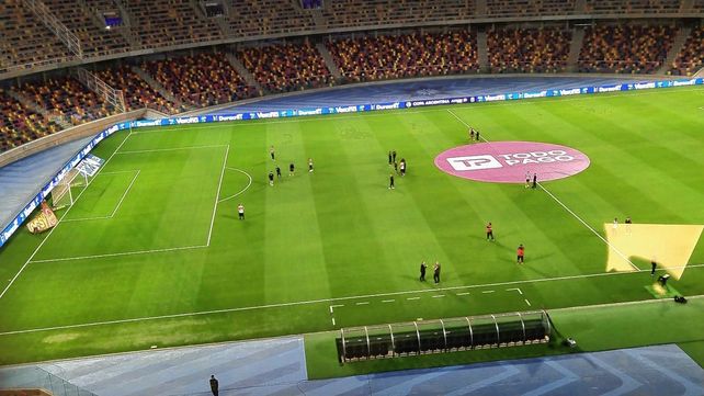 Los jugadores de Patronato reconocieron el campo de juego del estadio Madre de Ciudades.