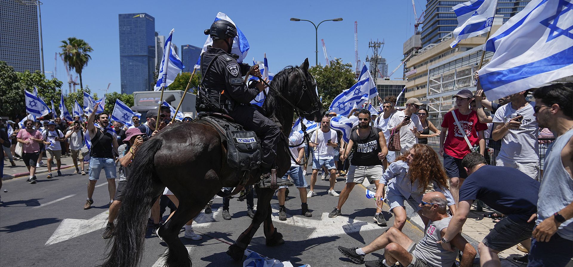 La policía israelí dispersa a los manifestantes que bloquean una carretera durante una protesta contra los planes del nuevo gobierno del primer ministro Benjamin Netanyahu para reformar el sistema judicial, en Tel Aviv, Israel, el martes 11 de julio de 2023. (Foto AP/Ohad Zwigenberg) La policía israelí dispersa a los manifestantes que bloquean una carretera durante una protesta contra los planes del nuevo gobierno del primer ministro Benjamin Netanyahu para reformar el sistema judicial, en Tel Aviv, Israel, el martes 11 de julio de 2023. (Foto AP/Ohad Zwigenberg)