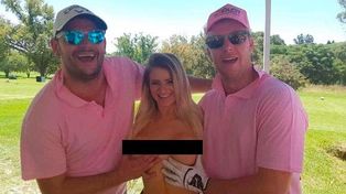 Una promo de torneo de golf con caddies desnudas