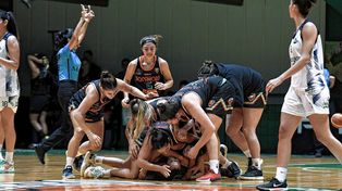 Las chicas de Rocamora festejan el gran triunfo ante Corrientes.