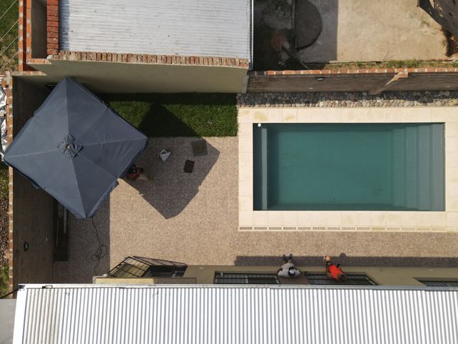 A la hora de incorporar una piscina la primera de las decisiones es la de definir si será de hormigón