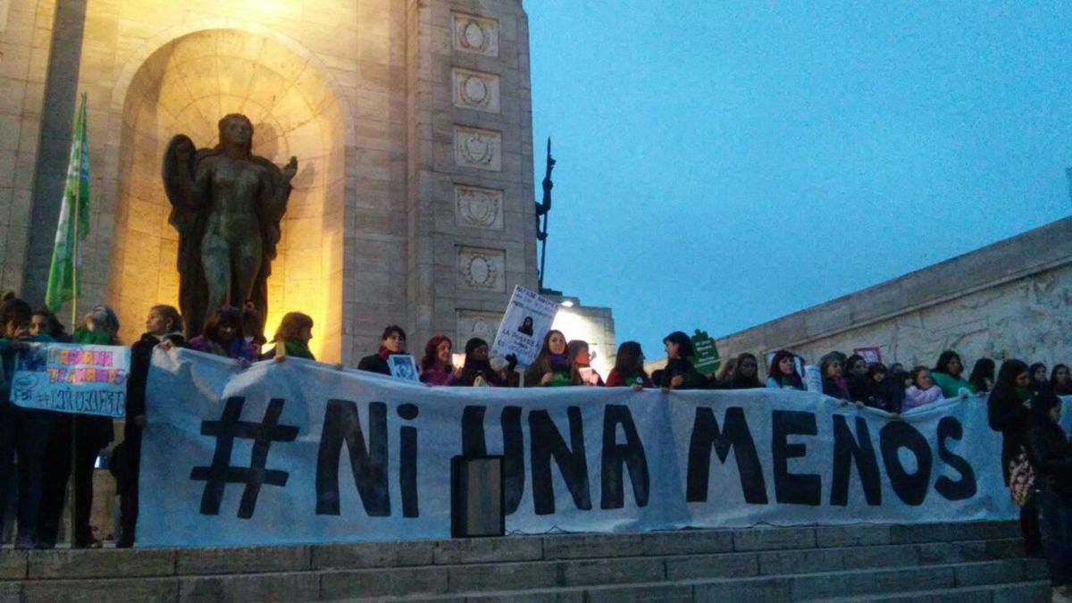 Multitudinaria marcha en Rosario contra el femicidio y la violencia de ...