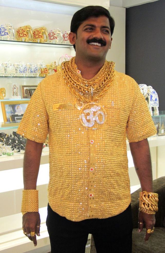 Datta Phuge con su camisa de oro.