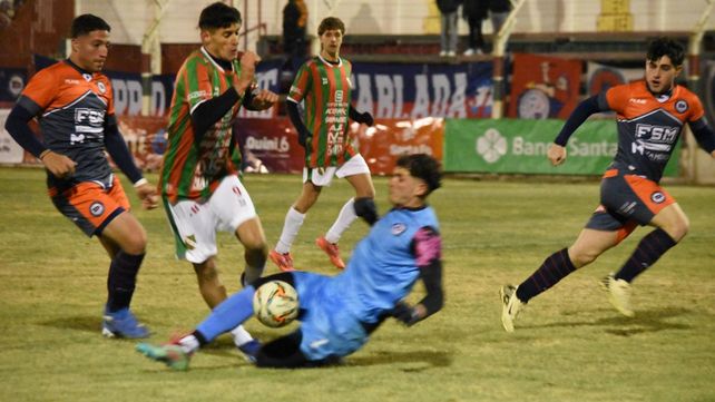 El arquero charrúa Gastaudo se la juega a los pies de Joel Piccinini. Pareció penal pero no lo dieron. Sportivo Las Parejas sacó de escena a Central Córdoba de la Copa Santa Fe.