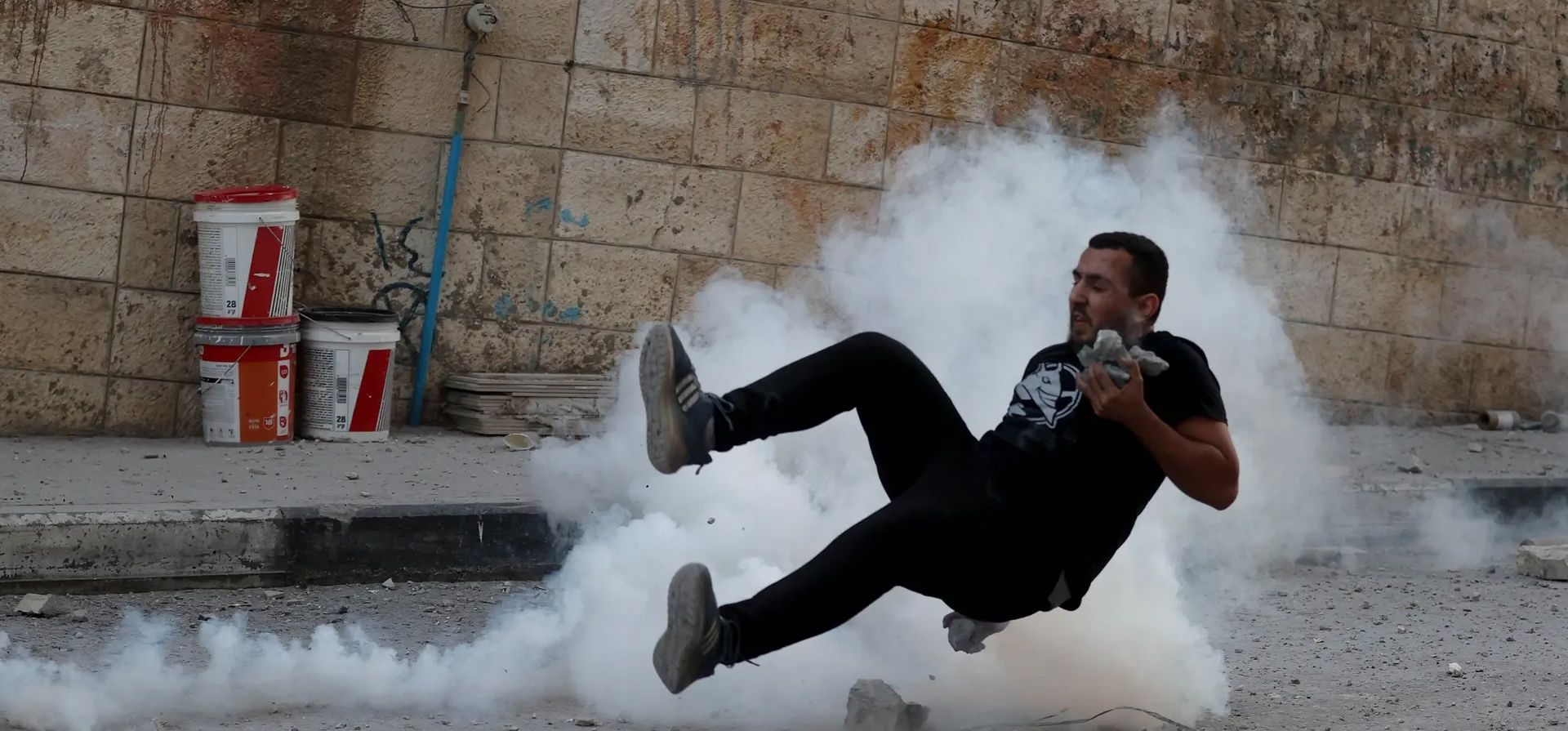 Ramallah, Cisjordania. Palestinos se enfrentan con las fuerzas israelíes durante una redada llevada a cabo para demoler la casa del prisionero palestino Islam Froukh. Fotografía: Agencia Anadolu/Getty Images Ramallah, Cisjordania. Palestinos se enfrentan con las fuerzas israelíes durante una redada llevada a cabo para demoler la casa del prisionero palestino Islam Froukh. Fotografía: Agencia Anadolu/Getty Images