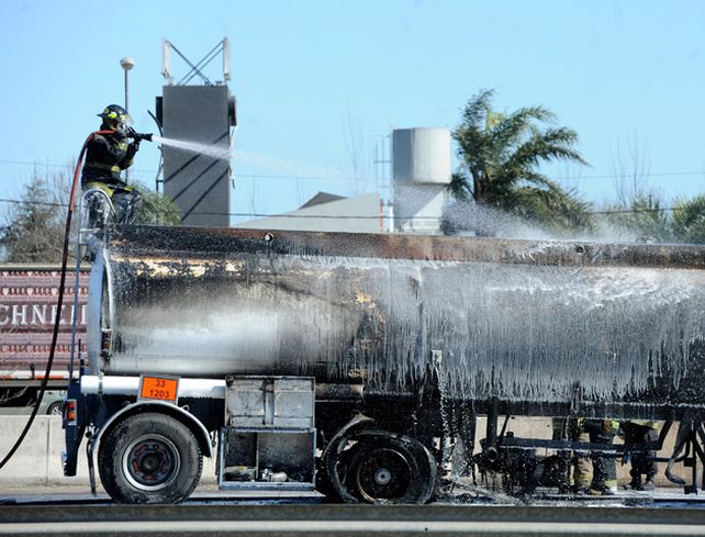 Nueva tragedia en Rosario: las impactantes imágenes del incendio del camión cisterna